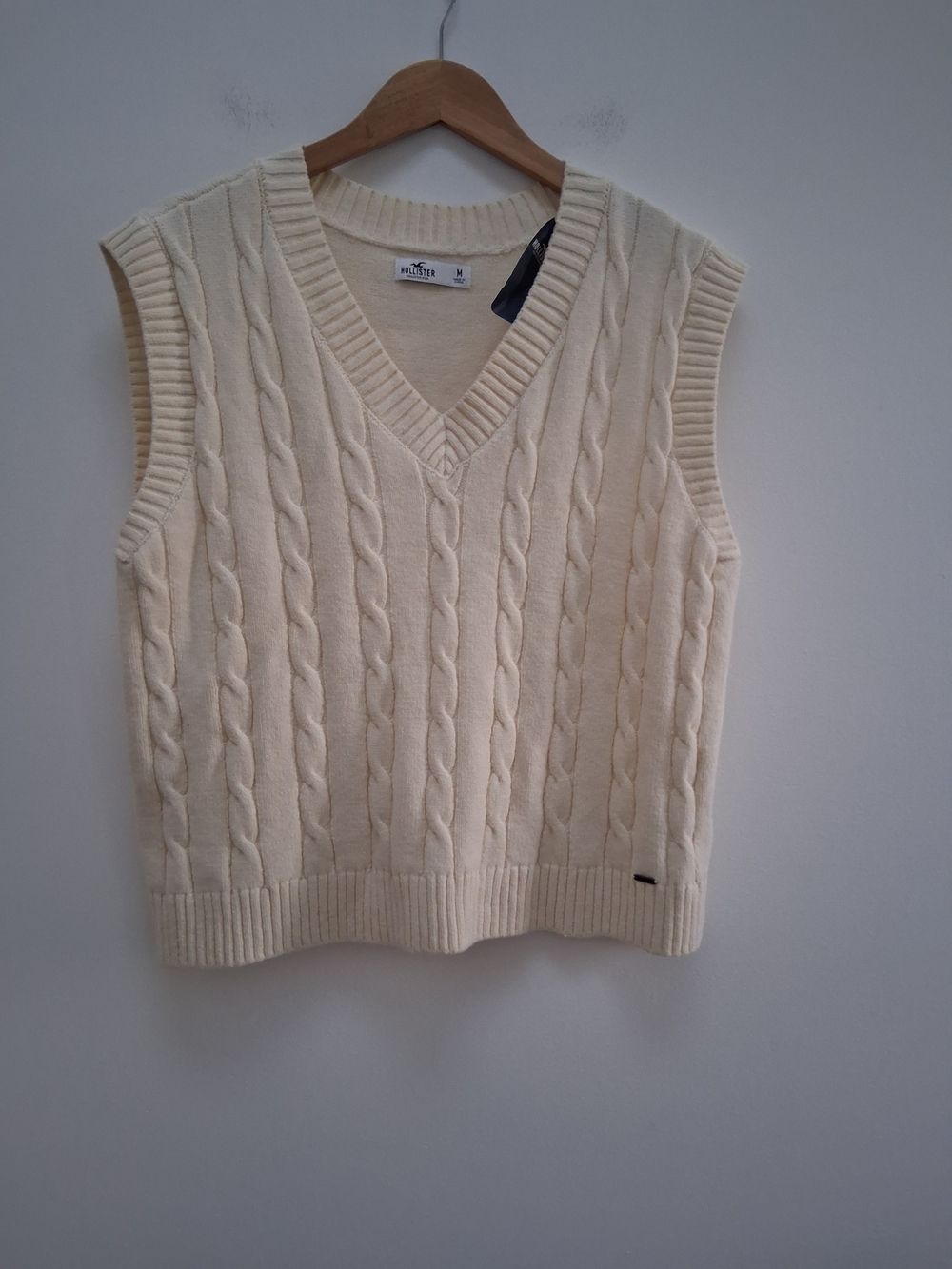 Hollister Cream Cable-Knit V-Neck Sweater Vest Size Medium NWT